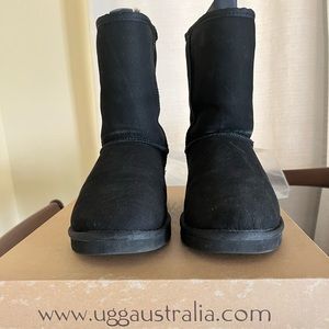 UGG Australia women classic short black suede sheepskin boots US size 7